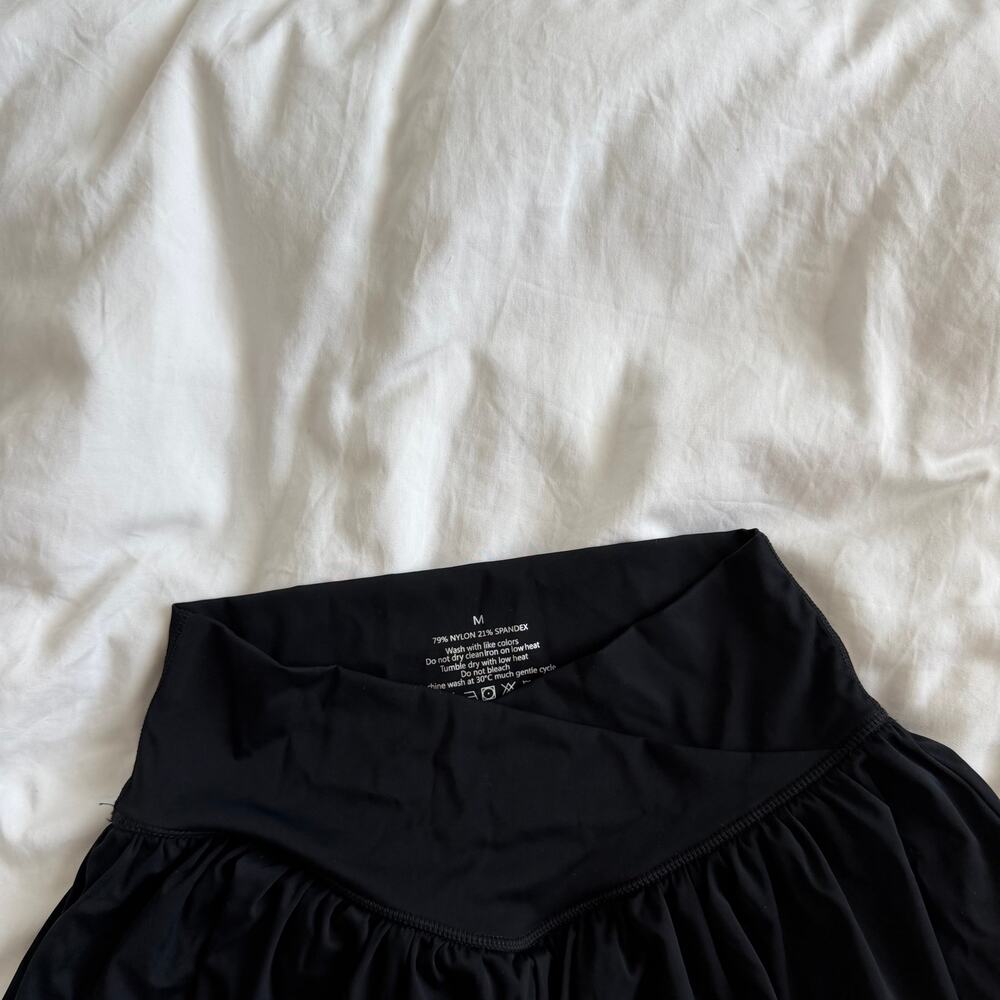 Real Me Crossover Flowy Short Amazon Black Size M - Picture 3 of 5